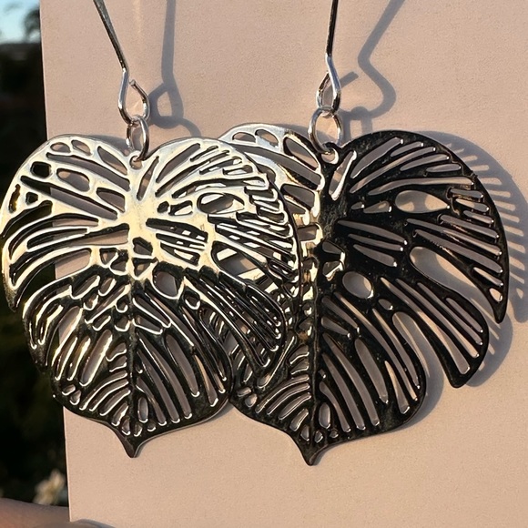 445. New .925 Sterling Silver Plating V-Shape wire Filigree Monstera Earrings - Picture 4 of 6